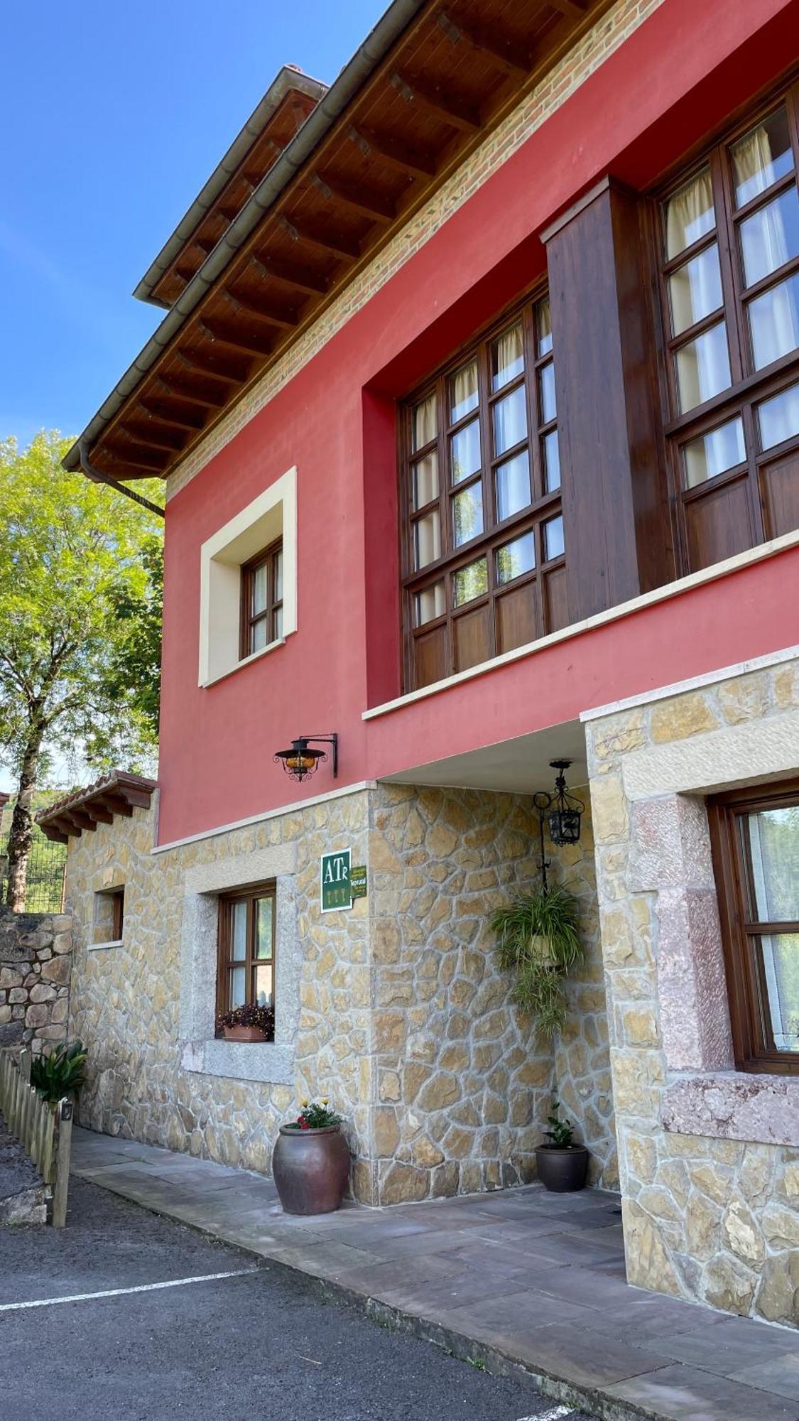 Apartamentos El Picoretu Mestas De Con Eksteriør bilde